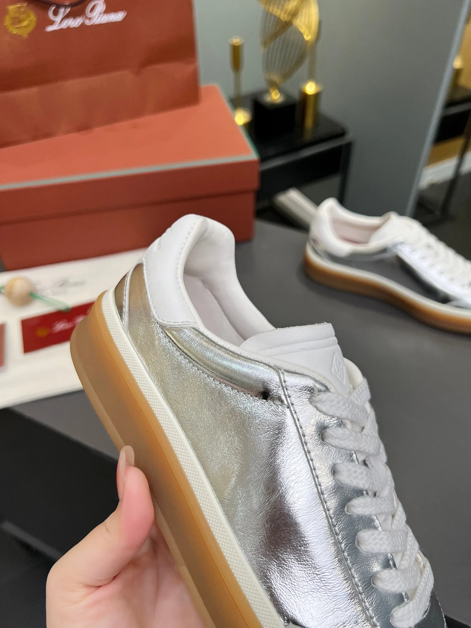 Factory price: 580💰Purchase level, high version🦅⛳️ Italy [Loro men's shoes💰iana] Tennis walk series L men's shoes💰Couple moral training shoes casual sports shoes sneakers🎁🎁 Original purchase development and production This new suede tennis shoe adopts an ultra-low design, suitable for wearing all year round👫👫 The wrapped sole creates an effortlessly attractive color combination that harmoniously blends functionality with understated style, making it the ideal shoe for urban wear. Soft calfskin tongue with Kummel color insert at the heel, embossed L Men's shoes 💰 Logo Cotton lace upper, cowhide suede sole Rubber-lined calfskin ✦ Upper: imported first-layer cowhide ➕ Customized original cowhide ✦ Lining: cowhide lining ➕ Cow leather insole ✦ Sole: Original open-molded T men's shoe 💰R ultra-lightweight outsole ✦Packaging: Original full set of packaging ✦Female size: 35--40, ✦Male size: 39--44, customized 45